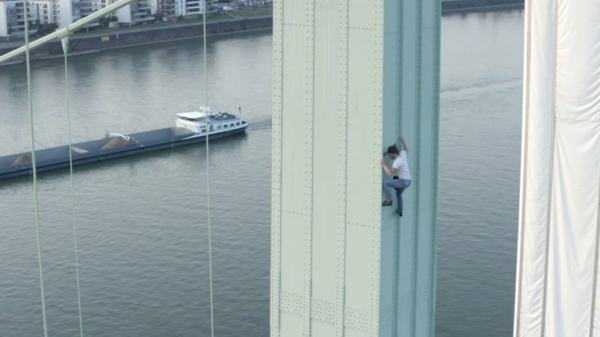Duitse basejumper bezorgt je zweethandjes bij het beklimmen van een brug