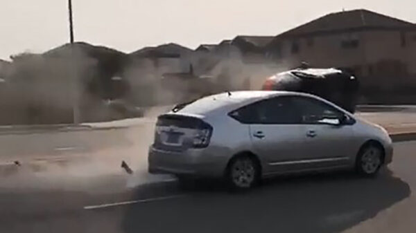 Oude doos: Prius wordt van achteren aangereden door BMW met haast