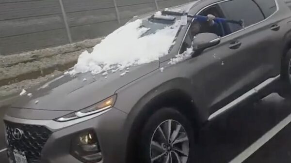 Waarom zou je thuis je autoruit schoonmaken als dit ook onderweg kan?