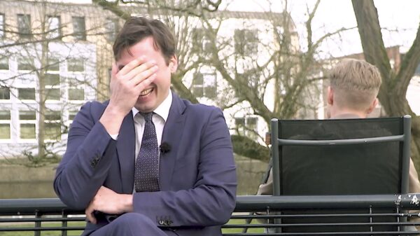 Thierry Baudet heeft het een stuk meer naar z'n zin op de bank van Dennis