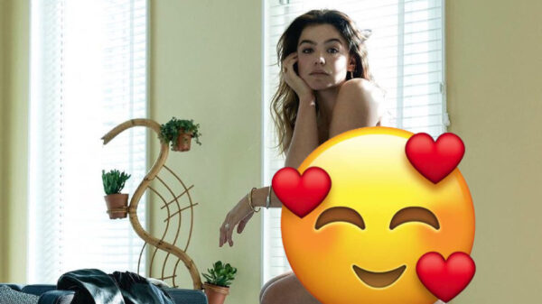 Met Abbey Hoes in haar Eva-kostuum is het pas écht lekker wakker worden