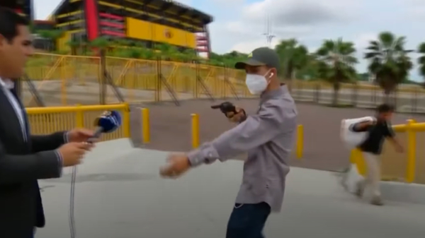 Tv-crew in Equador tijdens live-uitzending door gewapende mafkees overvallen