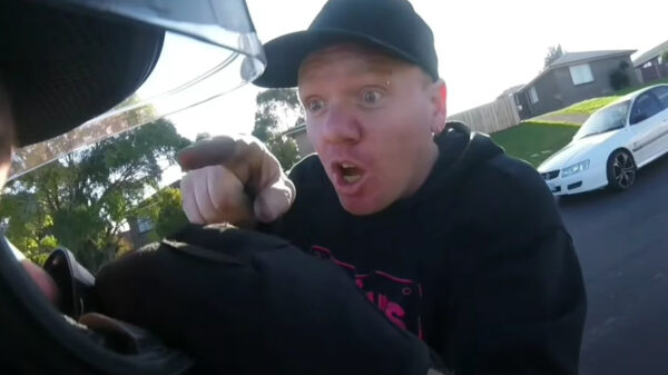 Motorrijder van de weg gedrukt door twee Australische Tokkies