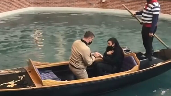 Huwelijksaanzoek valt letterlijk in het water