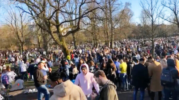 Gemeente Amsterdam roept op om het BOMVOLLE Vondelpark te verlaten