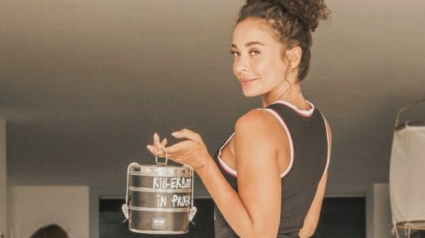 De derrière van Fajah Lourens verkoopt zichzelf