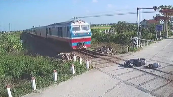 Gevallen motorrijder maakt van veel te dichtbij kennis met een Vietnamese trein