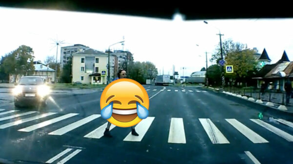 Gekke Gerda heeft zo d'r eigen manier om automobilisten te bedanken