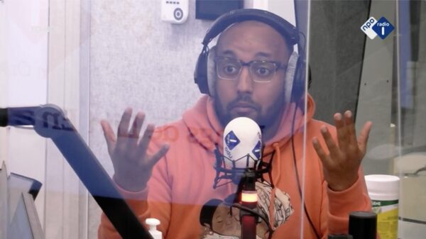 Mo Hersi voegt daad bij 't woord en heeft inburgeringscursus voor witte mensen geschreven