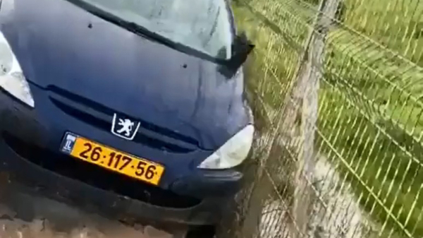 Even de auto uit de modder slepen. Bedankt voor je hulp hè