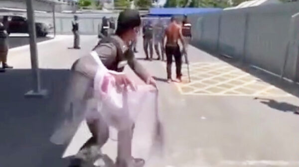 Hier, kijk mij deze gewapende gek eens even gevangen nemen