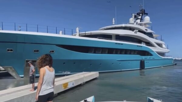 Megajacht op Sint Maarten heeft ietwat moeite om fatsoenlijk 'in te parkeren'