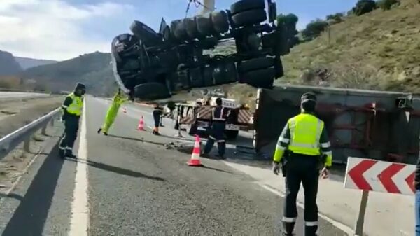 Hijskraan takelt omgevallen vrachtwagen weer keurig op zijn pootjes