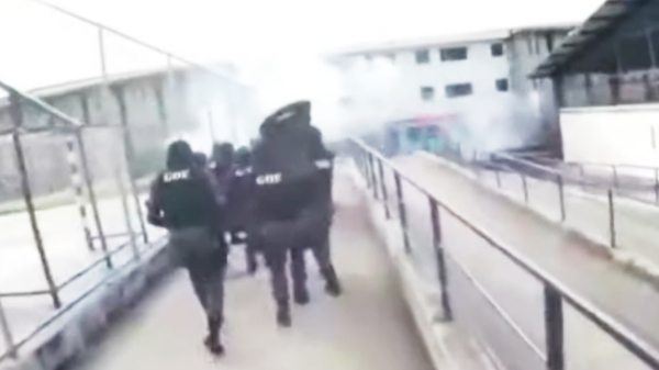 Bizarre bodycambeelden van politie die gevangenisrellen in Ecuador te lijf gaat
