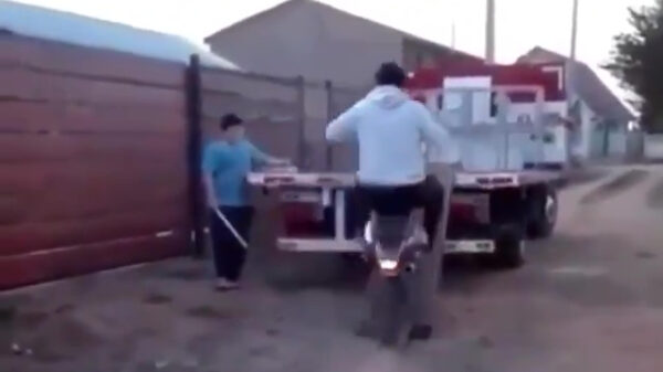 Even je motor achterop een vrachtwagen parkeren