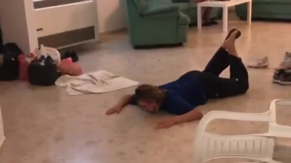 Een plastic stoel op een gladde vloer is geen veilige combinatie