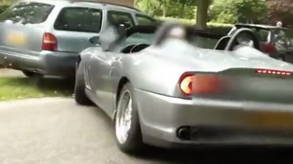 Ferraribaas laat even een ouderwets stukje driften zien