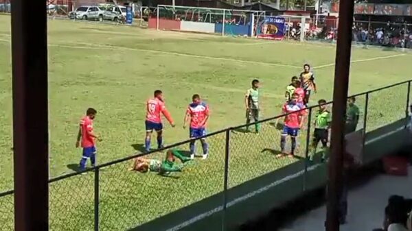 Schwalbe 3.0: voetballer wordt keihard geraakt door een voorwerp van de tribune