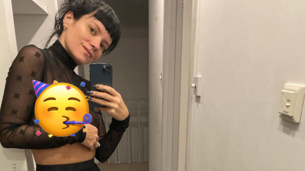 Lily Allen zegt 'F*** you' tegen Instagram en showt haar doorzichtige truitje