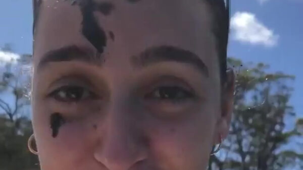 Dame krijgt volle lading in d'r gezicht tijdens vistripje