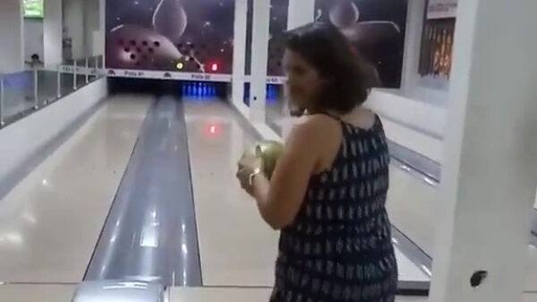 Oude doos: moeder gooit net geen strike tijdens het bowlen