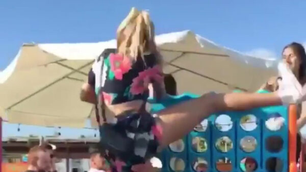 Malle meid maakt een hardhandig einde aan de spelletjesmiddag