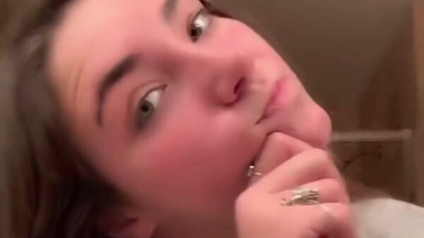 Lenige dame showt even waarmee ze allemaal knakken kan