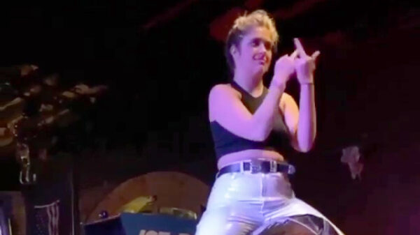 Stoere dame maakt een stevige faceplant naast de mechanische stier