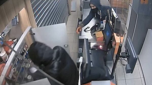 Treurig: inbrekers beuken voordeur supermarkt in voor wat pakjes peuken