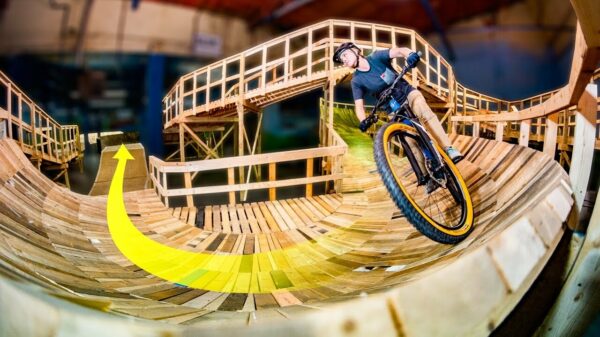 's Werelds grootste indoor MTB-trial ziet er gruwelijk vet uit