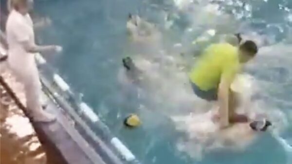 Russische waterpolowedstrijd loopt ouderwets uit de hand en wordt één grote matpartij