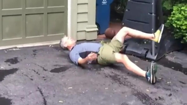 Opa dunkt zichzelf even richting de grond