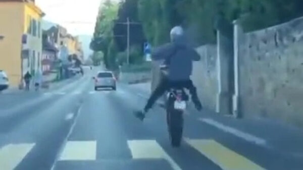 Motorrijder neemt nogal bijzonder afstand van bumperklever