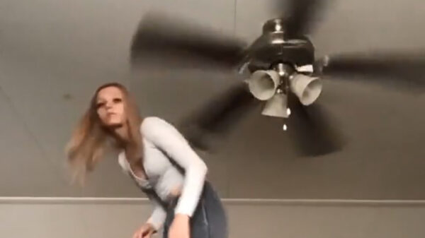 Blondje legt het af als ze een ventilator kopt