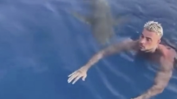 Klein broekpoepmomentje tijdens een ontspannen stukje zwemmen in zee