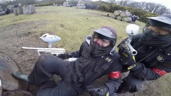 Oude doos: onhandige paintballer schakelt zichzelf binnen no-time uit