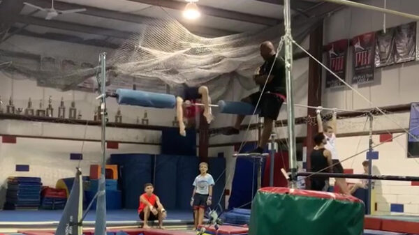 Hier zien we de zeldzame zwaaiende schorpioen