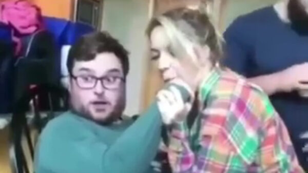 Harry Potter-lookalike krijgt de vingerzuigbeurt van zijn leven