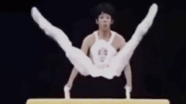 Japanse turnprofessionals geven een showtje op het paard weg