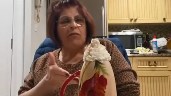 Grapjas verrast zijn moeder met een lekker drankje