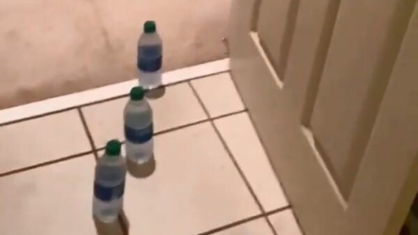 Pa, er komt water uit de badkamer