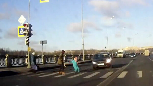 Laagstaand zonnetje bijna fataal voor overstekend kind in Sint-Petersburg