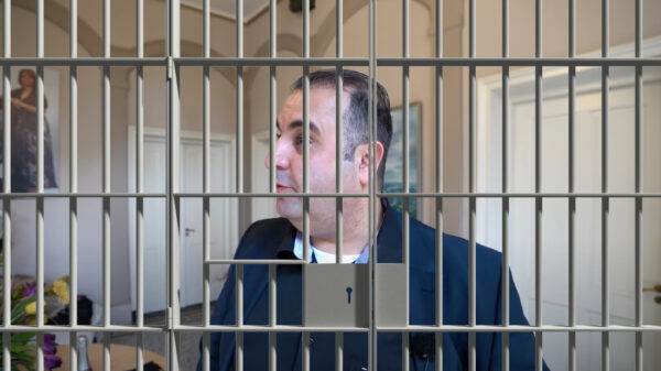 De gebroeders Azimi: van asielzoekers naar multimiljonairs naar frauderende bajesklanten?