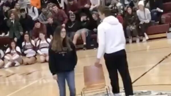 Oude doos: dame niet opgewassen tegen slinkse stoelendanstechniek