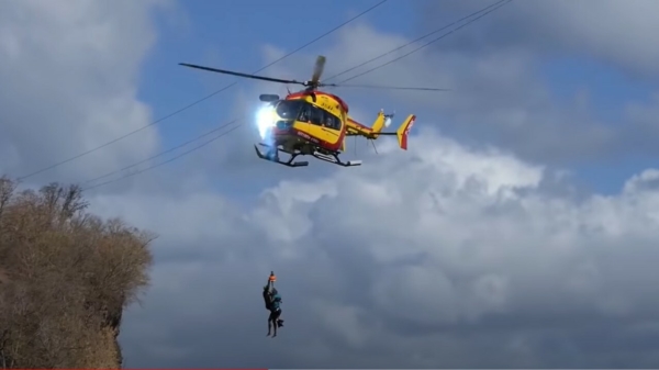Helikopter vliegt tegen hoogspanningskabel tijdens reddingsoefening