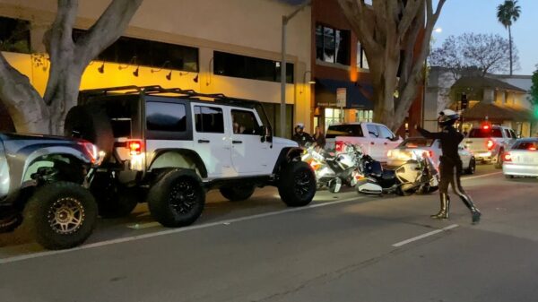 Koekenbakker beukt via een tussenligger 2 motoragenten omver