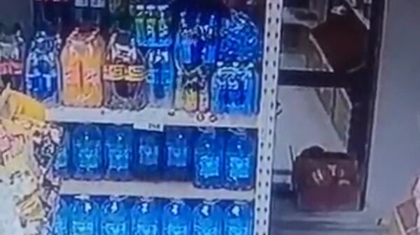 Waterflesje maakt even een heel bizar uitstapje