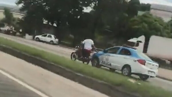 Ondertussen in Brazilië: politie beukt boefjes op motor omver