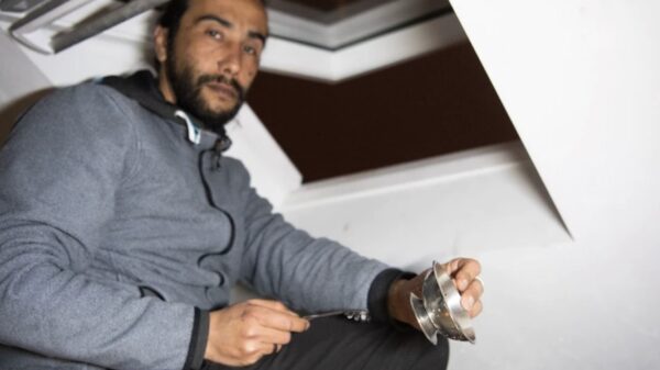 KLING! Politie neemt pan en lepel in beslag na protest tegen de avondklok