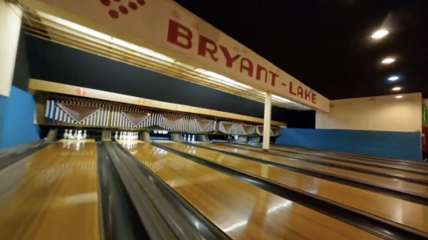 Een vette dronerondleiding bij bowlingbaan Bryant-Lake in Minneapolis